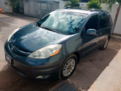 Toyota Sienna XLE 2009