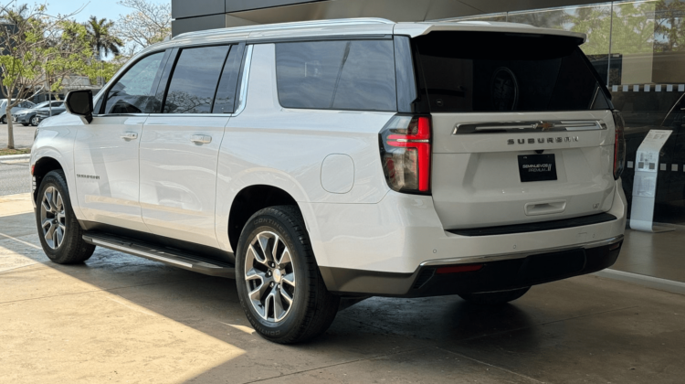 Chevrolet Suburban LT (2022)