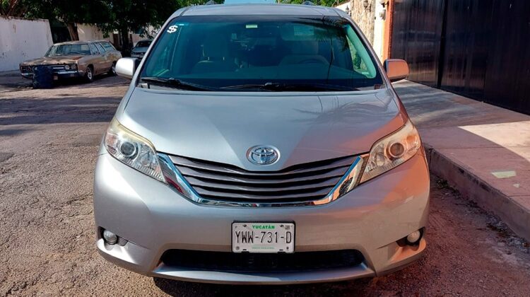 Toyota Sienna XLE 2017