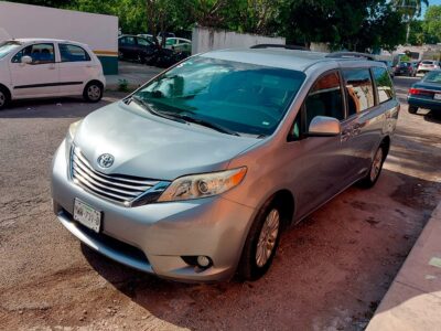 Toyota Sienna XLE 2017