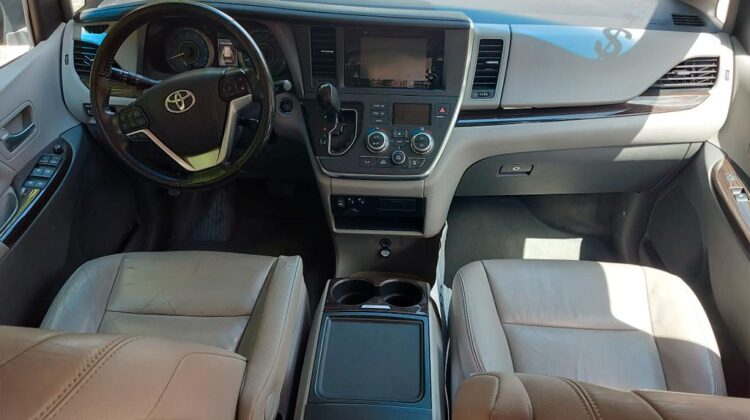 Toyota Sienna XLE 2016