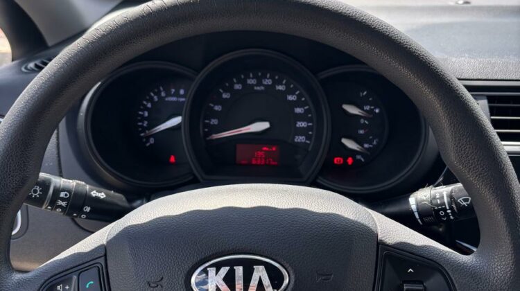 Kia Rio LX Sedán 2016