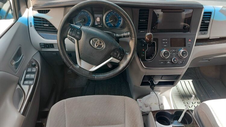 Toyota Sienna XLE 2015