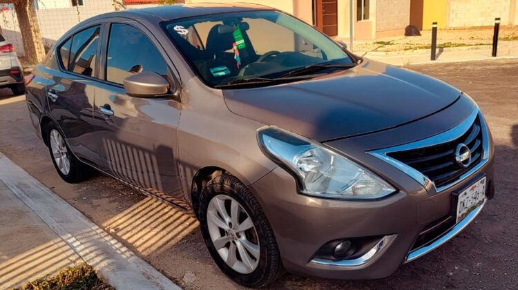 Nissan Versa Advance 2015