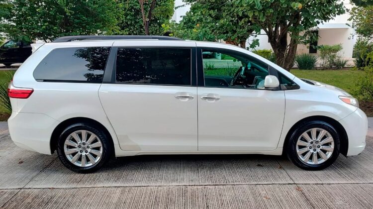 Toyota Sienna XLE 2015