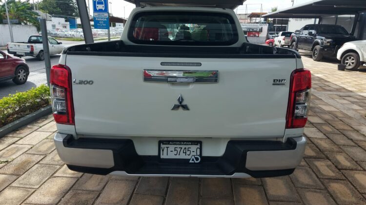 Mitsubishi L200 doble cabina estándar 2019