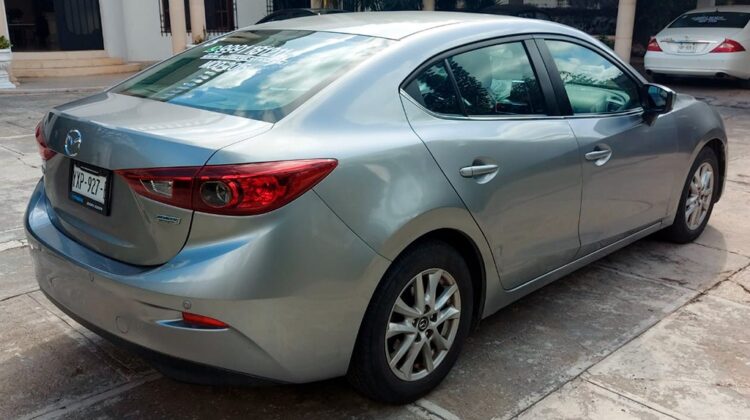 Mazda 3 i Touring 2015